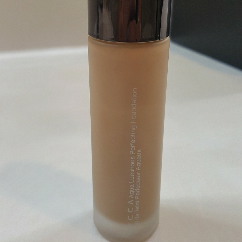 BECCA Aqua Luminous Perfecting Foudntn in Medium